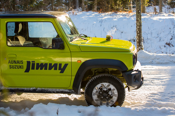 Suzuki Jimny AllGrip ziemā mežā