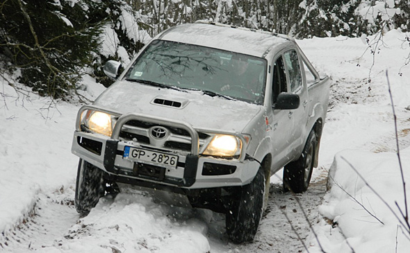 Toyota Hilux ar General Grabber AT ziemā