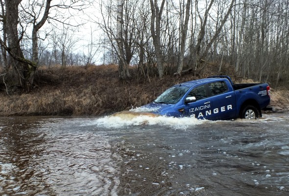 Ford Ranger rūpnīcas atļautais ūdens šķēršļa dziļums ir 80 (!) centimetri